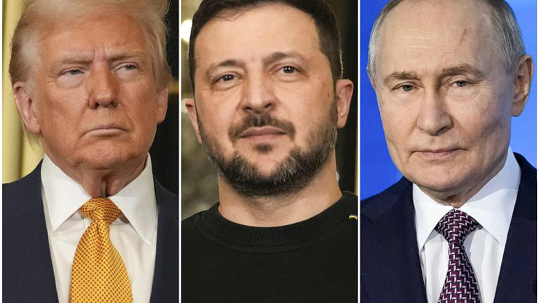 O Presidente Donald Trump, à esquerda, e o Presidente da Ucrânia, Volodymyr Zelenskyy, ao centro, são vistos no Palácio do Eliseu, a 7 de dezembro de 2024, em Paris, e o Presidente Vladimir Putin, à direita.
