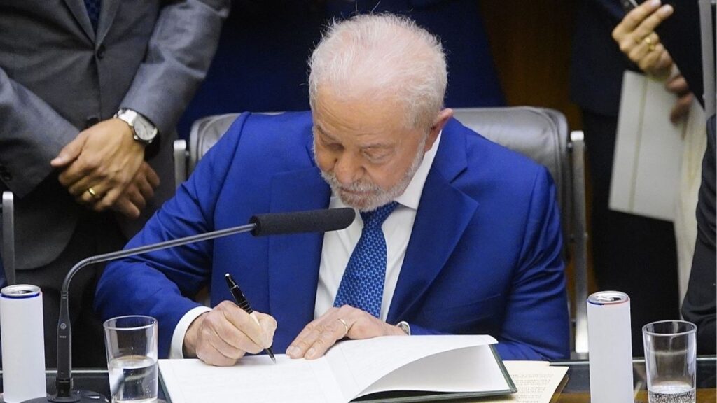INSS diz adeus à idade mínima! Nova lei beneficia trabalhadores com carteira assinada