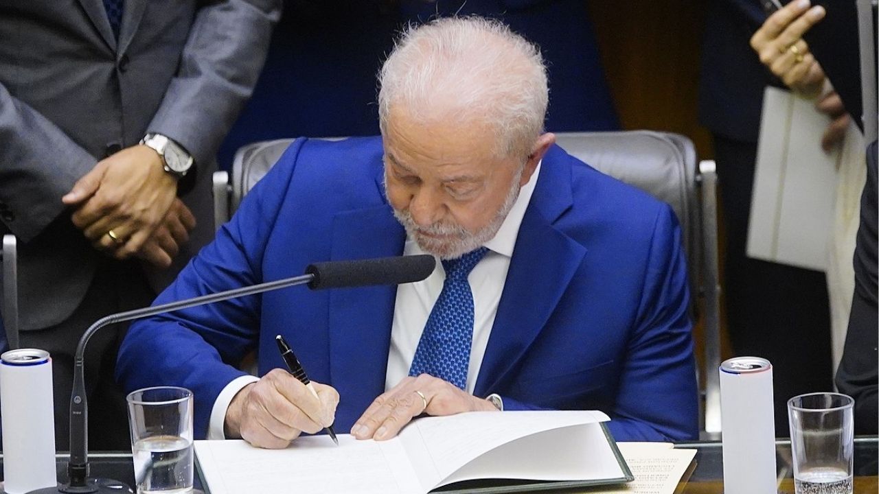 INSS diz adeus à idade mínima! Nova lei beneficia trabalhadores com carteira assinada