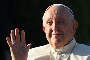 O papa Francisco acena em imagem de 2 de setembro de 2023 em Ulan Bator, capital da Mongólia — Foto: Alberto Pizzoli/AFP.
