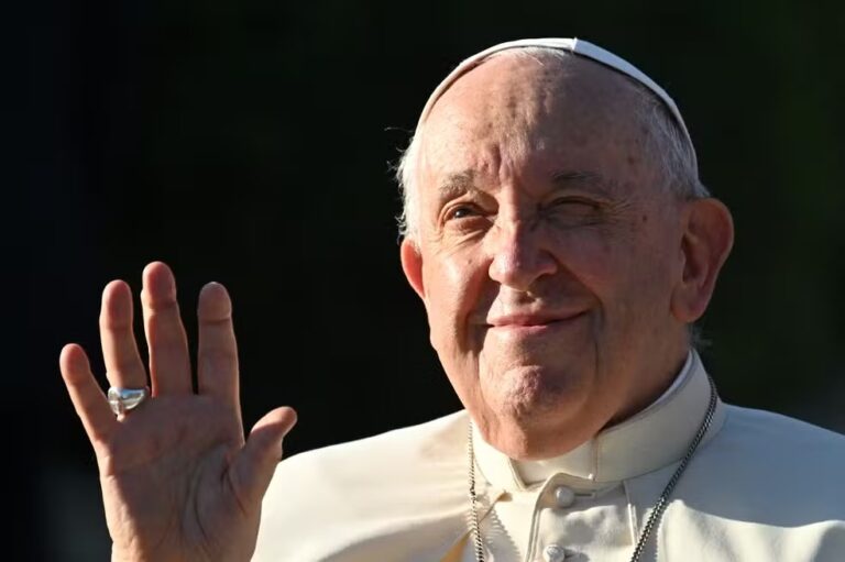 O papa Francisco acena em imagem de 2 de setembro de 2023 em Ulan Bator, capital da Mongólia — Foto: Alberto Pizzoli/AFP.