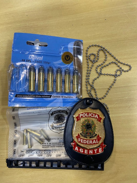 Transporte era feito em desacordo com o previsto pelo Estatuto do Desarmamento Marabá/PA. Nesta terça-feira (20/5), a Polícia Federal autuou dois passageiros por posse irregular de munição no Aeroporto de Marabá/PA. No primeiro voo, foi identificado pelo raio x cinco munições de calibre 22 dentro de uma necessaire que continha medicamentos. Horas mais tarde, a segunda ocorrência foi semelhante: oito munições de calibre 38 foram identificadas pelo raio x, em pasta com documentos pessoais. Em ambos os casos, os agentes aeroportuários acionaram a Polícia Federal, que encaminhou os passageiros para serem autuados conforme prevê o Estatuto do Desarmamento, sendo liberados em seguida. Comunicação Social da Polícia Federal no Pará