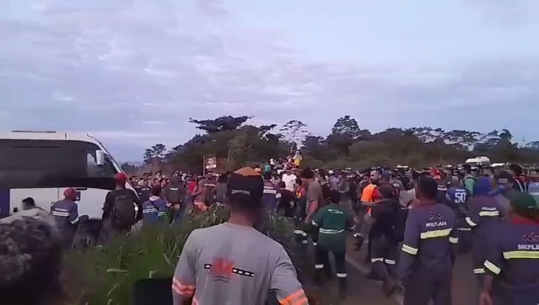 Confronto iminente entre trabalhadores do projeto S11D e manifestantes que bloqueiam acesso à unidade da Vale, em Canaã dos Carajás-PA.