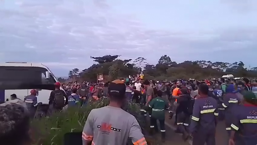 Confronto iminente entre trabalhadores do projeto S11D e manifestantes que bloqueiam acesso à unidade da Vale, em Canaã dos Carajás-PA.