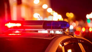 A Polícia Civil, por meio da Delegacia de Canaã dos Carajás, com o apoio da Polícia Civil de São Paulo, cumpriu um mandado de prisão contra um homem por tentativa de homicídio, na última sexta-feira (23). O suspeito foi localizado na região de Mogi das Cruzes, no Estado de São Paulo. De acordo com as investigações, o sujeito teria realizado disparos de arma de fogo contra um homem durante um evento ocorrido em 31 de agosto de 2024. Foram realizadas as diligências, as equipes policiais identificaram o suspeito e solicitaram o mandado de prisão contra o indivíduo. Após o mandado ser expedido pela Vara Criminal de Canaã dos Carajás, foram realizadas as buscas e o investigado foi localizado no Estado de São Paulo. O homem foi preso e conduzido para a Delegacia de Polícia Civil para as medidas necessárias. A Polícia Civil também identificou que o indivíduo já responde por tráfico internacional de drogas, processo em andamento no Juízo Federal da 5ª Vara da seção judiciária do Estado de Goiás. Fonte: PC/PA,