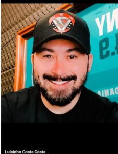 Na manhã desta terça-feira (27), o promotor de eventos e DJ Luisinho Costa foi brutalmente executado a tiros dentro das instalações da Rádio Comunitária Guarany FM, no município de Abaetetuba, nordeste do Pará. De acordo com informações preliminares, dois homens armados e encapuzados invadiram a emissora e efetuaram diversos disparos contra Luisinho, que não resistiu aos ferimentos e morreu no local. Luisinho era filho de Bené Costa, conhecido por sua atuação como locutor da tradicional aparelhagem "Ben Som" e atual diretor da emissora onde ocorreu o crime. A vítima deixa esposa e uma filha. As autoridades investigam o caso.
