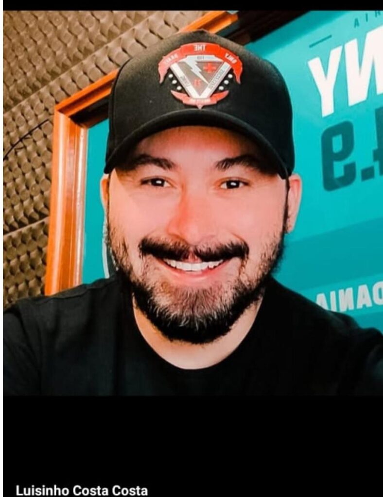 Na manhã desta terça-feira (27), o promotor de eventos e DJ Luisinho Costa foi brutalmente executado a tiros dentro das instalações da Rádio Comunitária Guarany FM, no município de Abaetetuba, nordeste do Pará. De acordo com informações preliminares, dois homens armados e encapuzados invadiram a emissora e efetuaram diversos disparos contra Luisinho, que não resistiu aos ferimentos e morreu no local. Luisinho era filho de Bené Costa, conhecido por sua atuação como locutor da tradicional aparelhagem "Ben Som" e atual diretor da emissora onde ocorreu o crime. A vítima deixa esposa e uma filha. As autoridades investigam o caso.