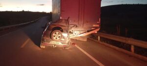 Uma tragédia revoltante chocou a cidade de Novo Repartimento, no sudeste do Pará, após um violento acidente na BR-230 resultar na morte de um bebê de apenas 10 meses e uma mulher. O motorista do carro, Rogério do Nascimento Abreu, foi preso em flagrante após admitir a inaceitável verdade: estava embriagado no momento da colisão. A irresponsabilidade ao volante ceifou a vida de Heitor Henrique Abreu Oliveira, de apenas 10 meses, que faleceu no local do acidente. A dor e a indignação se intensificam ao saber que, conforme o próprio condutor relatou à polícia, ele passou o dia ingerindo álcool em uma ilha da região. No retorno para casa, em um ato de imprudência que custou vidas, Rogério colidiu violentamente com a traseira de um caminhão baú azul que estava parado à margem da pista. No veículo conduzido por Rogério, além do bebê, estavam mais duas crianças e dois adultos. A passageira Lucidalva Silva da Conceição ficou gravemente ferida e, apesar de ter sido transferida em estado crítico para o Hospital Regional de Tucuruí, não resistiu aos ferimentos e também veio a óbito. O estado de saúde da terceira ocupante, Marinilde do Nascimento Abreu, não foi informado. Ainda mais perturbador é o fato de que o responsável pelo caminhão envolvido, de placa JTG-0864, não foi localizado no local. Há relatos de que ele teria comparecido à UPA e fugido ao saber da morte da criança, adicionando outra camada de mistério e omissão a essa triste história. Rogério do Nascimento Abreu foi autuado em flagrante por homicídio culposo na direção de veículo automotor qualificado por embriaguez. Este caso é um grito de alerta e um lembrete cruel das devastadoras consequências da combinação letal de álcool e direção. Quantas mais vidas precisarão ser perdidas para que a consciência e a responsabilidade prevaleçam nas estradas? A impunidade e a irresponsabilidade de motoristas embriagados roubam futuros, destroem famílias e deixam cicatrizes irreparáveis em toda a sociedade. É URGENTE que a legislação seja mais rigorosa e a fiscalização, mais efetiva, para que tragédias como esta parem de se repetir. A Polícia Civil segue investigando o caso e todos os procedimentos de praxe foram adotados. Que a justiça seja feita e que a memória de Heitor e Lucidalva inspire uma profunda reflexão sobre a importância da vida e a inaceitável cultura da imprudência no trânsito.