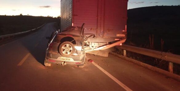 Uma tragédia revoltante chocou a cidade de Novo Repartimento, no sudeste do Pará, após um violento acidente na BR-230 resultar na morte de um bebê de apenas 10 meses e uma mulher. O motorista do carro, Rogério do Nascimento Abreu, foi preso em flagrante após admitir a inaceitável verdade: estava embriagado no momento da colisão. A irresponsabilidade ao volante ceifou a vida de Heitor Henrique Abreu Oliveira, de apenas 10 meses, que faleceu no local do acidente. A dor e a indignação se intensificam ao saber que, conforme o próprio condutor relatou à polícia, ele passou o dia ingerindo álcool em uma ilha da região. No retorno para casa, em um ato de imprudência que custou vidas, Rogério colidiu violentamente com a traseira de um caminhão baú azul que estava parado à margem da pista. No veículo conduzido por Rogério, além do bebê, estavam mais duas crianças e dois adultos. A passageira Lucidalva Silva da Conceição ficou gravemente ferida e, apesar de ter sido transferida em estado crítico para o Hospital Regional de Tucuruí, não resistiu aos ferimentos e também veio a óbito. O estado de saúde da terceira ocupante, Marinilde do Nascimento Abreu, não foi informado. Ainda mais perturbador é o fato de que o responsável pelo caminhão envolvido, de placa JTG-0864, não foi localizado no local. Há relatos de que ele teria comparecido à UPA e fugido ao saber da morte da criança, adicionando outra camada de mistério e omissão a essa triste história. Rogério do Nascimento Abreu foi autuado em flagrante por homicídio culposo na direção de veículo automotor qualificado por embriaguez. Este caso é um grito de alerta e um lembrete cruel das devastadoras consequências da combinação letal de álcool e direção. Quantas mais vidas precisarão ser perdidas para que a consciência e a responsabilidade prevaleçam nas estradas? A impunidade e a irresponsabilidade de motoristas embriagados roubam futuros, destroem famílias e deixam cicatrizes irreparáveis em toda a sociedade. É URGENTE que a legislação seja mais rigorosa e a fiscalização, mais efetiva, para que tragédias como esta parem de se repetir. A Polícia Civil segue investigando o caso e todos os procedimentos de praxe foram adotados. Que a justiça seja feita e que a memória de Heitor e Lucidalva inspire uma profunda reflexão sobre a importância da vida e a inaceitável cultura da imprudência no trânsito.