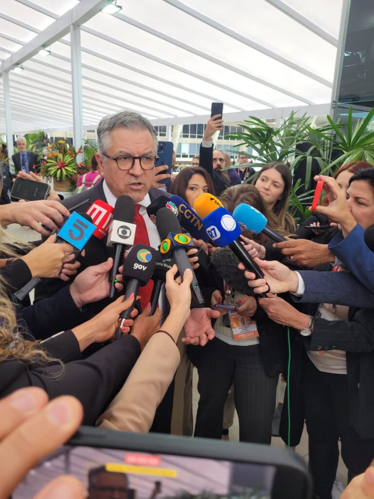 Jornalista, CARLOS MAGNO de Canaã dos Carajás questiona ministro da Saúde, ALEXANDRE PADILHA sobre erradicação da malária na região amazônica durante encontro da Cúpula do BRICS,,,