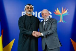 Durante encontro bilateral com o xeique Khaled bin Mohammed bin Zayed Al Nahyan, presidente reafirma intenção de concluir, até o fim do ano, o Acordo de Comércio entre o Mercosul e os Emirados Árabes Unidos. O presidente Luiz Inácio Lula da Silva se reuniu, na tarde deste sábado (5), com o príncipe herdeiro de Abu Dhabi, xeique Khaled bin Mohammed bin Zayed Al Nahyan. O encontro ocorreu no contexto da Cúpula de Líderes do BRICS, realizada no Rio de Janeiro. Na reunião, Lula reforçou o interesse do Brasil em atrair investimentos estrangeiros diretos, especialmente em setores estratégicos como energias renováveis, mineração, petroquímica, comunicações satelitais, cabos submarinos e manufaturas. O presidente também defendeu o fortalecimento da cooperação financeira entre os dois países. Lula destacou o empenho da presidência brasileira do Mercosul na conclusão, ainda em 2025, do Acordo de Livre Comércio com os Emirados Árabes Unidos — um passo considerado fundamental para estreitar os laços econômicos entre a América do Sul e o mundo árabe. Outro ponto de destaque foi o potencial de cooperação bilateral em áreas digitais, incluindo inteligência artificial e o desenvolvimento de modelos avançados de linguagem computacional. Ambos os líderes reafirmaram o compromisso com o multilateralismo e uma ordem internacional multipolar, além de trocarem impressões sobre a situação no Oriente Médio e os esforços para a paz na região. No campo ambiental, Lula e o xeique reconheceram a urgência de aumentar a ambição global na redução das emissões de gases de efeito estufa. O príncipe destacou o apoio dos Emirados à realização da COP-30, que ocorrerá em 2025, em Belém do Pará. Durante a conversa, o governo brasileiro também apresentou o Fundo Florestas Tropicais para Sempre (TFFF, na sigla em inglês), que será lançado oficialmente durante a COP-30. A iniciativa busca remunerar países que preservam os ecossistemas tropicais, como a Amazônia, pelos serviços ambientais prestados. Como membro da troika das últimas três conferências do clima, os Emirados Árabes manifestaram interesse em colaborar com o avanço do projeto. O xeique Khaled retornou ao Brasil menos de um ano após sua participação na Cúpula do G20, realizada em novembro passado, também no Rio de Janeiro.