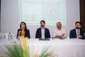 O Ministério Público do Estado do Pará (MPPA), realizou reunião com empresários de loteamentos ilegais na zona rural e demais profissionais que compõem esse mercado sobre os crimes e penalidades decorrentes dessa atividade. O encontro aconteceu na sede do Idurb, na sexta-feira (4). A promotora de Justiça Agrária do MPPA, Alexssandra Muniz Mardegan, presidiu a reunião e recomendou a suspensão da comercialização, propaganda e abertura de novos empreendimentos até que as regularizações sejam realizadas. A Prefeitura de Canaã participou do evento como convidada do MPPA e irá conduzir os trabalhos de criação das normas e diretrizes a partir das recomendações do Ministério Público. Segundo o Ministério Público, os chacreamentos precisam ser regularizados, devidamente registrados e oferecer infraestrutura mínima conforme preconiza a Legislação. “É preciso ter consciência de que parcelar o solo em áreas urbanas ou rurais de forma irregular é crime e coloca tanto empresários como as famílias consumidoras em risco. Viemos buscar conciliação para evitar processos jurídicos criminais”, afirmou a promotora de Justiça Agrária. A solução proposta pelo MPPA é a criação de uma força-tarefa que envolva o comprometimento dos empreendedores com a regularização e o cumprimento dos requisitos de infraestrutura através da assinatura de um Termo de Ajuste de Conduta (TAC). “Nossa intenção é buscar diálogo para evitar embargos. Todo o município vai se unir para que a Lei seja cumprida, as famílias consumidoras sejam protegidas e Canaã continue atrativa para investimentos”, afirmou o presidente do Instituto de Desenvolvimento Urbano, Geam Meirey. A prefeita Josemira Gadelha abriu o evento e cobrou de todos os loteadores responsabilidade. “Nós sabemos que Canaã cresce anualmente e os empresários são importantes para oferecer soluções para as demandas habitacionais. Entretanto, tudo precisa ser feito dentro da Lei. Estamos aqui para ampliar a comunicação e nos colocar à disposição para desenvolver os mecanismos para atender esse mercado e dar segurança às famílias consumidoras”, afirmou a prefeita.