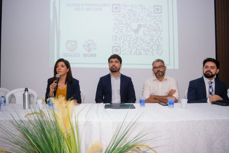 O Ministério Público do Estado do Pará (MPPA), realizou reunião com empresários de loteamentos ilegais na zona rural e demais profissionais que compõem esse mercado sobre os crimes e penalidades decorrentes dessa atividade. O encontro aconteceu na sede do Idurb, na sexta-feira (4). A promotora de Justiça Agrária do MPPA, Alexssandra Muniz Mardegan, presidiu a reunião e recomendou a suspensão da comercialização, propaganda e abertura de novos empreendimentos até que as regularizações sejam realizadas. A Prefeitura de Canaã participou do evento como convidada do MPPA e irá conduzir os trabalhos de criação das normas e diretrizes a partir das recomendações do Ministério Público. Segundo o Ministério Público, os chacreamentos precisam ser regularizados, devidamente registrados e oferecer infraestrutura mínima conforme preconiza a Legislação. “É preciso ter consciência de que parcelar o solo em áreas urbanas ou rurais de forma irregular é crime e coloca tanto empresários como as famílias consumidoras em risco. Viemos buscar conciliação para evitar processos jurídicos criminais”, afirmou a promotora de Justiça Agrária. A solução proposta pelo MPPA é a criação de uma força-tarefa que envolva o comprometimento dos empreendedores com a regularização e o cumprimento dos requisitos de infraestrutura através da assinatura de um Termo de Ajuste de Conduta (TAC). “Nossa intenção é buscar diálogo para evitar embargos. Todo o município vai se unir para que a Lei seja cumprida, as famílias consumidoras sejam protegidas e Canaã continue atrativa para investimentos”, afirmou o presidente do Instituto de Desenvolvimento Urbano, Geam Meirey. A prefeita Josemira Gadelha abriu o evento e cobrou de todos os loteadores responsabilidade. “Nós sabemos que Canaã cresce anualmente e os empresários são importantes para oferecer soluções para as demandas habitacionais. Entretanto, tudo precisa ser feito dentro da Lei. Estamos aqui para ampliar a comunicação e nos colocar à disposição para desenvolver os mecanismos para atender esse mercado e dar segurança às famílias consumidoras”, afirmou a prefeita.