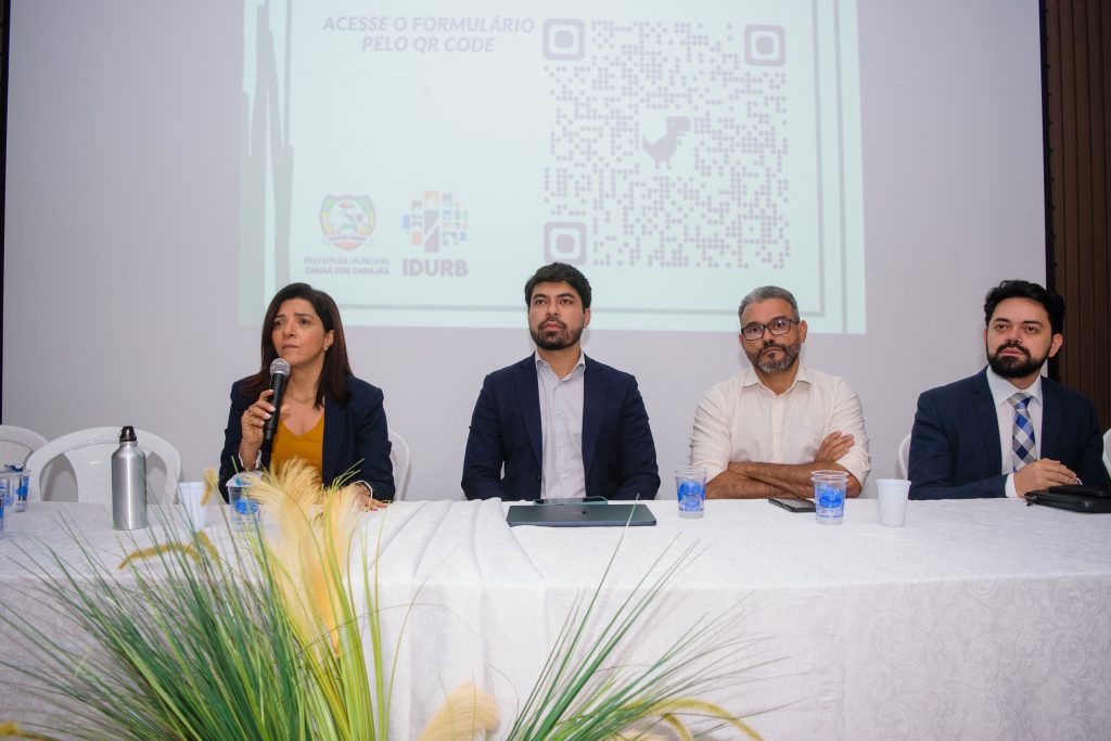 O Ministério Público do Estado do Pará (MPPA), realizou reunião com empresários de loteamentos ilegais na zona rural e demais profissionais que compõem esse mercado sobre os crimes e penalidades decorrentes dessa atividade. O encontro aconteceu na sede do Idurb, na sexta-feira (4). A promotora de Justiça Agrária do MPPA, Alexssandra Muniz Mardegan, presidiu a reunião e recomendou a suspensão da comercialização, propaganda e abertura de novos empreendimentos até que as regularizações sejam realizadas. A Prefeitura de Canaã participou do evento como convidada do MPPA e irá conduzir os trabalhos de criação das normas e diretrizes a partir das recomendações do Ministério Público. Segundo o Ministério Público, os chacreamentos precisam ser regularizados, devidamente registrados e oferecer infraestrutura mínima conforme preconiza a Legislação. “É preciso ter consciência de que parcelar o solo em áreas urbanas ou rurais de forma irregular é crime e coloca tanto empresários como as famílias consumidoras em risco. Viemos buscar conciliação para evitar processos jurídicos criminais”, afirmou a promotora de Justiça Agrária. A solução proposta pelo MPPA é a criação de uma força-tarefa que envolva o comprometimento dos empreendedores com a regularização e o cumprimento dos requisitos de infraestrutura através da assinatura de um Termo de Ajuste de Conduta (TAC). “Nossa intenção é buscar diálogo para evitar embargos. Todo o município vai se unir para que a Lei seja cumprida, as famílias consumidoras sejam protegidas e Canaã continue atrativa para investimentos”, afirmou o presidente do Instituto de Desenvolvimento Urbano, Geam Meirey. A prefeita Josemira Gadelha abriu o evento e cobrou de todos os loteadores responsabilidade. “Nós sabemos que Canaã cresce anualmente e os empresários são importantes para oferecer soluções para as demandas habitacionais. Entretanto, tudo precisa ser feito dentro da Lei. Estamos aqui para ampliar a comunicação e nos colocar à disposição para desenvolver os mecanismos para atender esse mercado e dar segurança às famílias consumidoras”, afirmou a prefeita.
