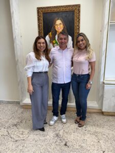 Nesta quinta-feira (3), a prefeita de Marituba, Patrícia Alencar (MDB), da região metropolitana de Belém, visitou o município de Canaã dos Carajás, no sudeste do Pará. Ela foi recepcionada pela prefeita Josemira Gadelha (MDB), além de correligionários do partido, como Joatan Torres, presidente do diretório municipal, e Emerson Lucena, também membro da legenda no município. Reconhecidas como duas das prefeitas mais bem avaliadas do MDB no estado e ambas reeleitas para o segundo mandato, Patrícia e Josemira demonstraram sintonia política e administrativa. Durante a visita, Patrícia Alencar esbanjou simpatia e elegância, cumprimentando moradores e servidores por onde passou. Ela aproveitou a ocasião para parabenizar a prefeita Josemira pela gestão eficiente à frente de Canaã dos Carajás e destacou a beleza da cidade, que, segundo ela, impressiona pela organização e acolhimento. O empresário Diogo Luís dos Santos, também filiado ao MDB e presente durante a visita, elogiou a gestora de Marituba, destacando não apenas sua beleza e carisma, mas, sobretudo, sua administração eficaz. “A prefeita Patrícia é um orgulho para o MDB, assim como a prefeita Josemira. Ambas representam o protagonismo feminino na política paraense com competência e seriedade”, afirmou. Ao final da visita, a prefeita Josemira Gadelha presenteou a colega com uma camiseta e um convite oficial para o Cidade Junina 2025, considerada a maior festa junina do estado do Pará.