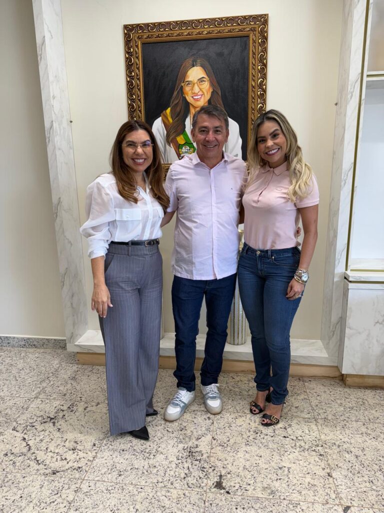 Nesta quinta-feira (3), a prefeita de Marituba, Patrícia Alencar (MDB), da região metropolitana de Belém, visitou o município de Canaã dos Carajás, no sudeste do Pará. Ela foi recepcionada pela prefeita Josemira Gadelha (MDB), além de correligionários do partido, como Joatan Torres, presidente do diretório municipal, e Emerson Lucena, também membro da legenda no município. Reconhecidas como duas das prefeitas mais bem avaliadas do MDB no estado e ambas reeleitas para o segundo mandato, Patrícia e Josemira demonstraram sintonia política e administrativa. Durante a visita, Patrícia Alencar esbanjou simpatia e elegância, cumprimentando moradores e servidores por onde passou. Ela aproveitou a ocasião para parabenizar a prefeita Josemira pela gestão eficiente à frente de Canaã dos Carajás e destacou a beleza da cidade, que, segundo ela, impressiona pela organização e acolhimento. O empresário Diogo Luís dos Santos, também filiado ao MDB e presente durante a visita, elogiou a gestora de Marituba, destacando não apenas sua beleza e carisma, mas, sobretudo, sua administração eficaz. “A prefeita Patrícia é um orgulho para o MDB, assim como a prefeita Josemira. Ambas representam o protagonismo feminino na política paraense com competência e seriedade”, afirmou. Ao final da visita, a prefeita Josemira Gadelha presenteou a colega com uma camiseta e um convite oficial para o Cidade Junina 2025, considerada a maior festa junina do estado do Pará.