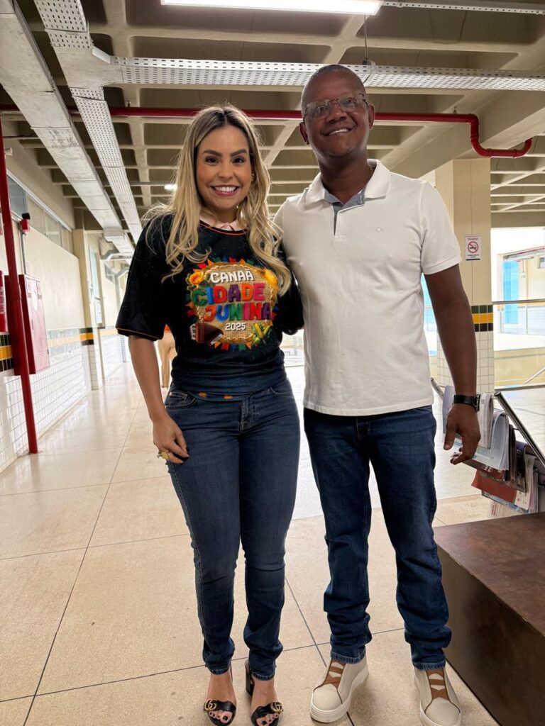 Nesta quinta-feira (3), a prefeita de Marituba, Patrícia Alencar (MDB), da região metropolitana de Belém, visitou o município de Canaã dos Carajás, no sudeste do Pará. Ela foi recepcionada pela prefeita Josemira Gadelha (MDB), além de correligionários do partido, como Joatan Torres, presidente do diretório municipal, e Emerson Lucena, também membro da legenda no município. Reconhecidas como duas das prefeitas mais bem avaliadas do MDB no estado e ambas reeleitas para o segundo mandato, Patrícia e Josemira demonstraram sintonia política e administrativa. Durante a visita, Patrícia Alencar esbanjou simpatia e elegância, cumprimentando moradores e servidores por onde passou. Ela aproveitou a ocasião para parabenizar a prefeita Josemira pela gestão eficiente à frente de Canaã dos Carajás e destacou a beleza da cidade, que, segundo ela, impressiona pela organização e acolhimento. O empresário Diogo Luís dos Santos, também filiado ao MDB e presente durante a visita, elogiou a gestora de Marituba, destacando não apenas sua beleza e carisma, mas, sobretudo, sua administração eficaz. “A prefeita Patrícia é um orgulho para o MDB, assim como a prefeita Josemira. Ambas representam o protagonismo feminino na política paraense com competência e seriedade”, afirmou. Ao final da visita, a prefeita Josemira Gadelha presenteou a colega com uma camiseta e um convite oficial para o Cidade Junina 2025, considerada a maior festa junina do estado do Pará.