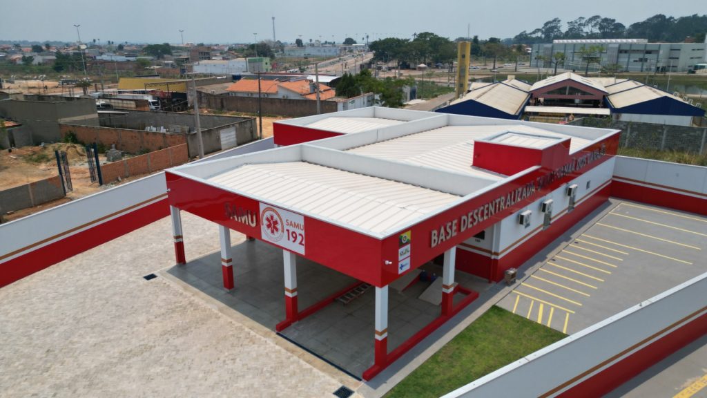 No dia 1º de julho, o Serviço de Atendimento Móvel de Urgência (SAMU 192) de Canaã dos Carajás completou um ano de funcionamento, consolidando-se como um importante reforço na rede de urgência e emergência do município. Ao longo desses 12 meses, a equipe realizou cerca de 2.832 atendimentos, cobrindo tanto a zona urbana quanto a zona rural da cidade, garantindo assistência rápida e humanizada à população. Além dos atendimentos rotineiros, o SAMU esteve presente em momentos marcantes da história recente do município, como a missão de resgate dos garimpeiros soterrados, uma operação complexa que mobilizou diversas forças de segurança e saúde. “A atuação da equipe foi fundamental para garantir suporte médico imediato e salvamento de vidas em uma situação extrema” relatou a coordenadora da Unidade Luanna Medeiros. equipe do Samu em inauguração da unidade em 2024 A equipe da unidade de Canaã dos Carajás é composta por 8 médicos, 6 enfermeiros, 9 condutores socorristas, um farmacêutico, um agente administrativo e 2 agentes de serviços gerais. O Samu recebe suporte de uma Unidade Básica de Saúde e possui uma Unidade de Suporte Avançado composta por 1 médico, 1 enfermeiro e 1 condutor. O atendimento do Samu é 24h, todos os dias. Para solicitar o serviço, o cidadão deve ligar para o 192. A chamada é encaminhada para a Central de Atendimento Regional que realiza a triagem e aciona a unidade local.