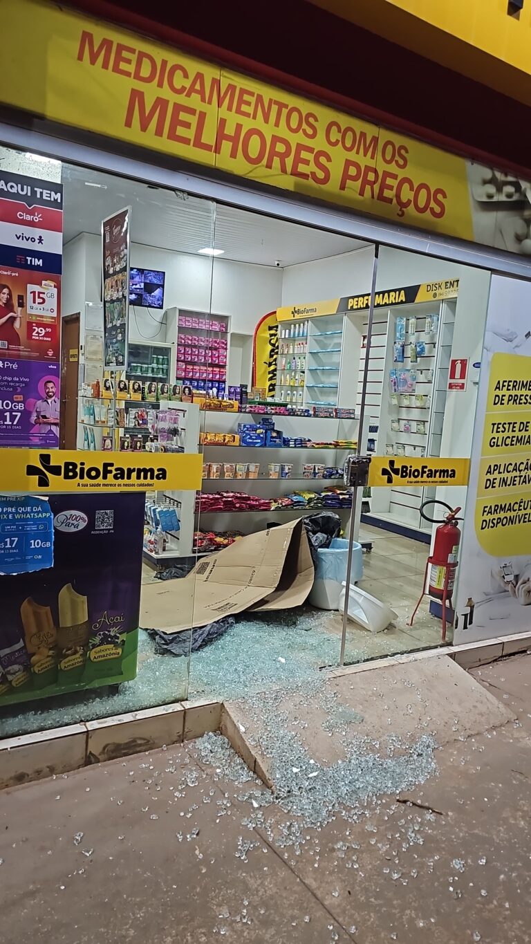 Canaã dos Carajás (PA) vive uma onda de arrombamentos sem precedentes na história recente da cidade. Nas últimas semanas, diversos estabelecimentos comerciais, principalmente no centro, foram invadidos ou tiveram as portas de vidro quebradas, causando prejuízos e insegurança para os empresários. Para reforçar a comunicação e a vigilância, cerca de 30 comerciantes criaram um grupo de WhatsApp, onde trocam informações e alertas em tempo real. “Estamos todos assustados. Precisamos de mais segurança, especialmente nas madrugadas, quando esses crimes acontecem com mais frequência”, relata o empresário Francisco Bonfim Alcobassa, proprietário de uma loja no centro. Na semana passada, a Polícia Civil prendeu, no centro da cidade, um homem acusado de participar de vários desses arrombamentos. O suspeito foi reconhecido por diversas vítimas e permanece preso à disposição da Justiça. Segundo a polícia, ele estaria envolvido em invasões a comércios de diferentes pontos da cidade. Em um dos casos, foi apreendido com o celular furtado de uma farmácia na rua Castanheira, próximo à esquina com a rua Pioneiro. A Polícia Militar intensificou as rondas no centro e em outros bairros, especialmente nas madrugadas, para tentar conter a ação criminosa. Francisco Alcobassa reconhece o trabalho das forças de segurança, mas reforça o pedido para que as rondas sejam ainda mais frequentes, a fim de inibir novos ataques. Entre os estabelecimentos já alvo dos criminosos estão: Timóteo Restaurante – Rua Angelim, 46, Nova Canaã. Dolce Vitta Perfumaria – Rua Sucupira, 25, Nova Canaã. Casa das Capinhas, Hadassa e Casa do Rolex – Rua do Mogno, Nova Canaã. Alcobassa Calçados e Confecções – Rua Angelim, esquina com Sucupira, Nova Canaã. Uma farmácia na rua Castanheira, próximo à esquina com a Pioneiro. Vídeos que circulam nas redes sociais mostram a ação dos arrombadores, que agem rapidamente e, em alguns casos, chegam a quebrar portas de vidro para ter acesso ao interior das lojas. “Esperamos que, com a prisão desse suspeito e a intensificação das rondas, a incidência desses crimes diminua”, conclui Alcobassa.