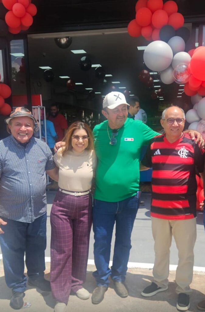 A prefeita Josemira Gadelha, acompanhada do secretário de Obras, Eugênio Gadelha