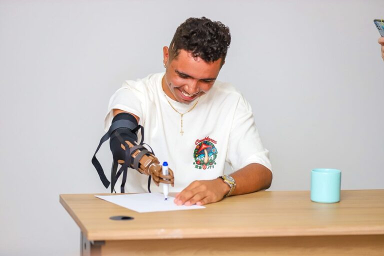 Em parceria com a prefeitura, Rotary entrega prótese de mão a jovem canaense