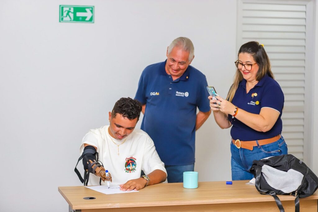 Em parceria com a prefeitura, Rotary entrega prótese de mão a jovem canaense