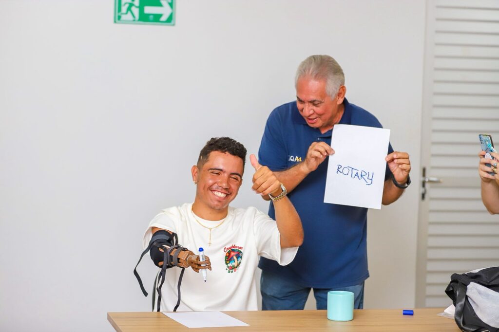 Em parceria com a prefeitura, Rotary entrega prótese de mão a jovem canaense