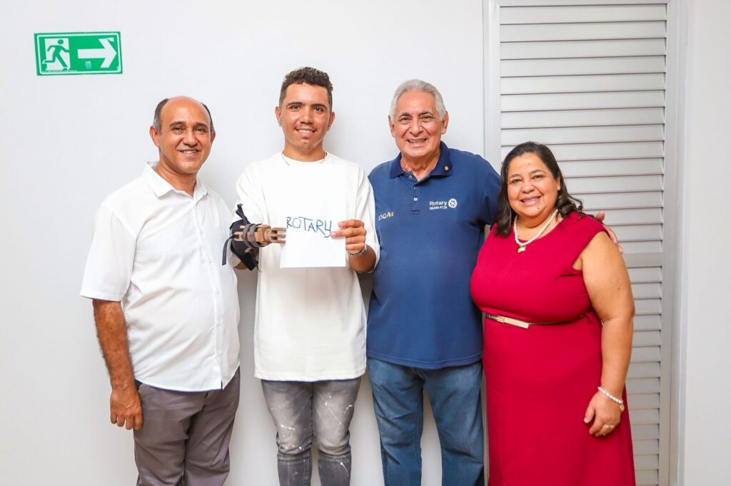 Em parceria com a prefeitura, Rotary entrega prótese de mão a jovem canaense